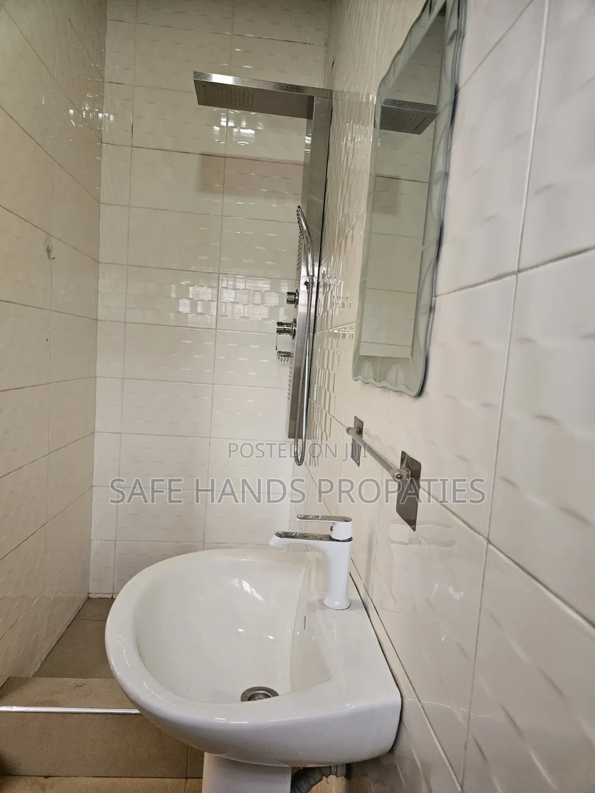 4bdrm House in School Junction , Accra Metropolitan for rent