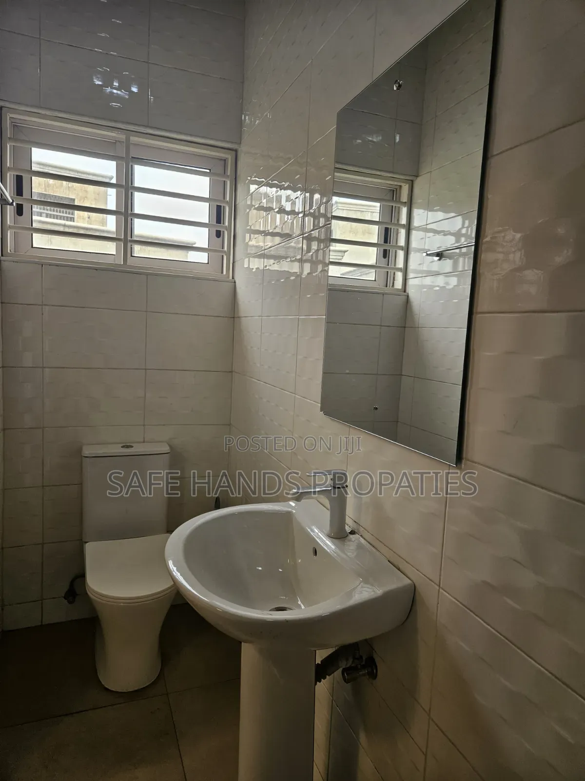4bdrm House in School Junction , Accra Metropolitan for rent
