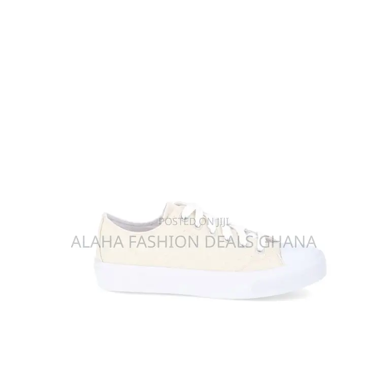 No Boundaries Women's Classic Lace-Up Sneakers