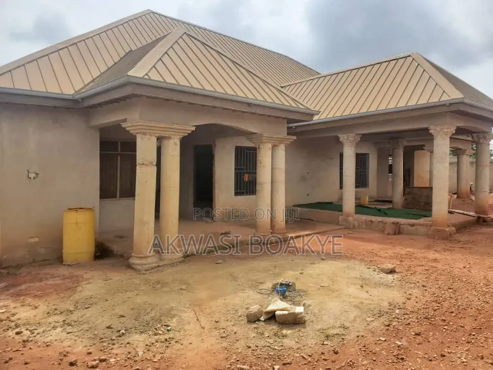 14bdrm Block of Flats in Yabi, Kumasi Metropolitan for sale