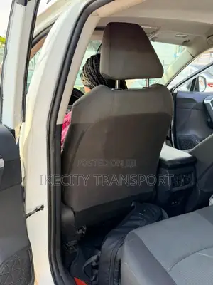 Toyota RAV4 XLE 2021 White