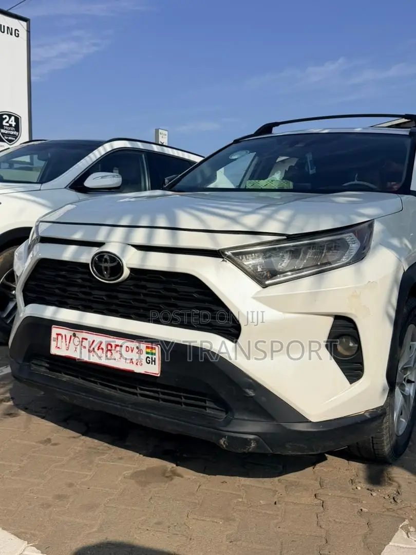 Toyota RAV4 XLE 2021 White
