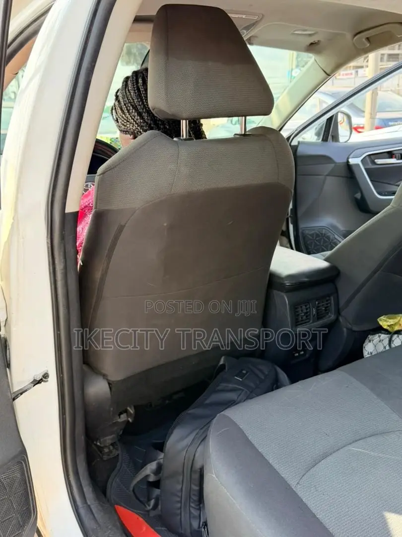 Toyota RAV4 XLE 2021 White