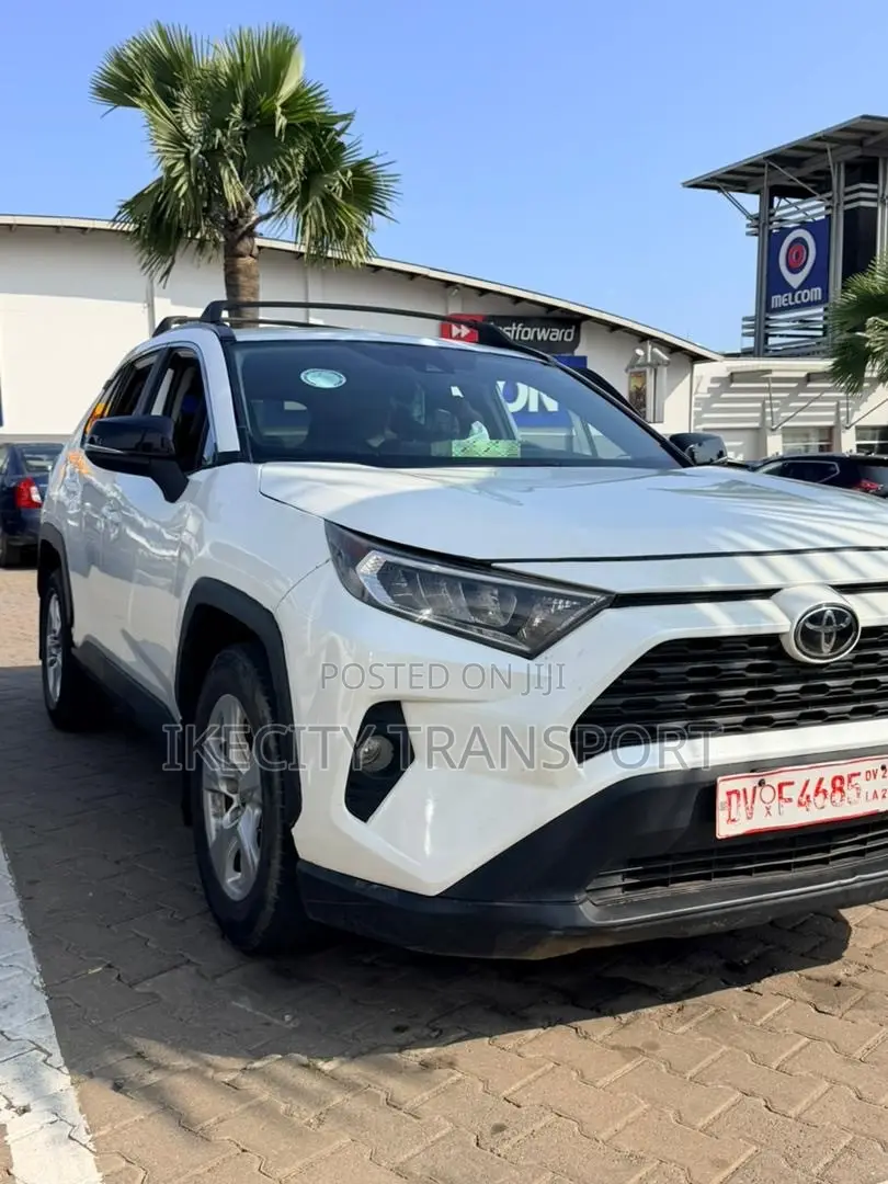 Toyota RAV4 XLE 2021 White