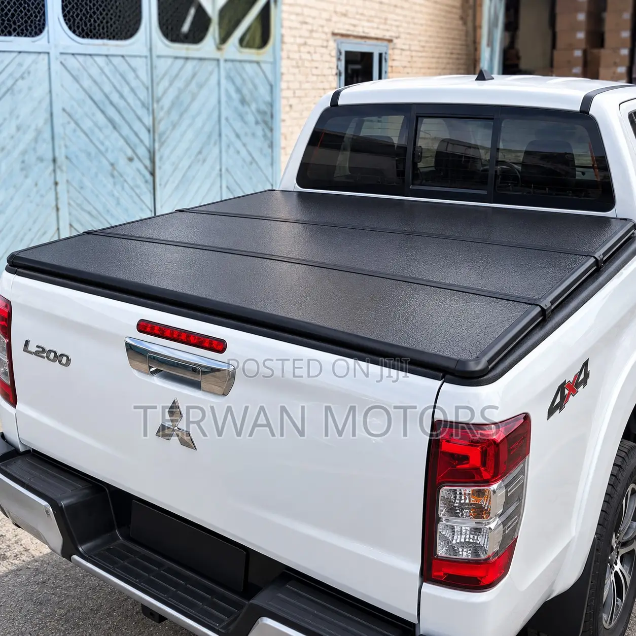 Hard Tri-Fold Pickup Truck Bed Cover for Mitsubishi L200 / Ridgeline