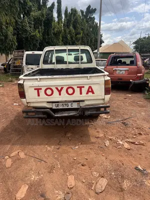 Toyota Hilux 1985 White