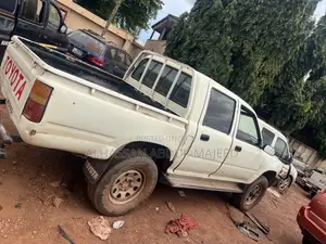 Toyota Hilux 1985 White
