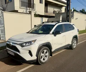 Toyota RAV4 2021 White