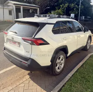 Toyota RAV4 2021 White