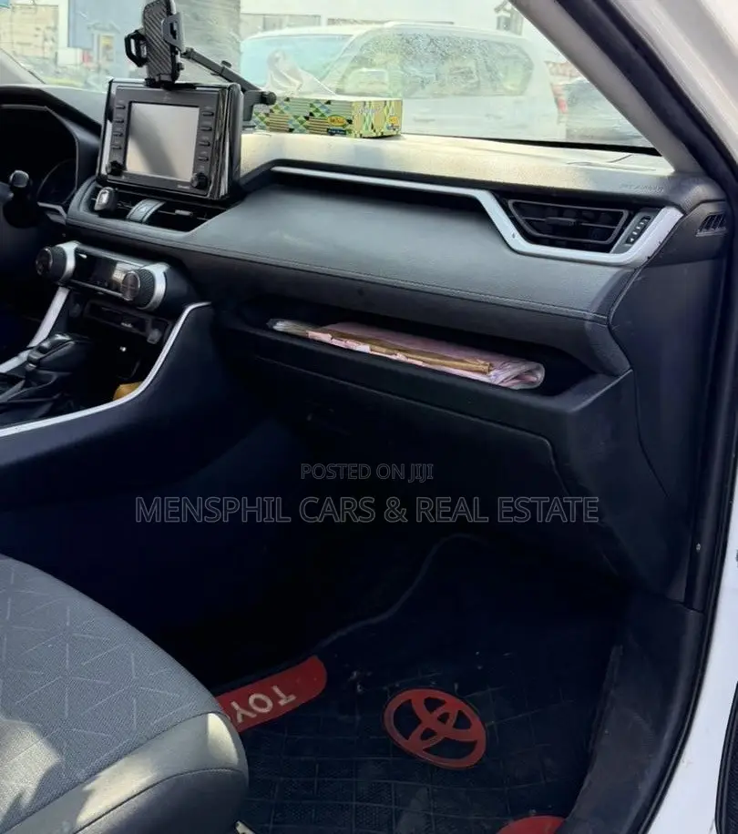Toyota RAV4 2021 White