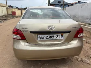 Toyota Yaris Base Sedan 4dr 2010 Ivory