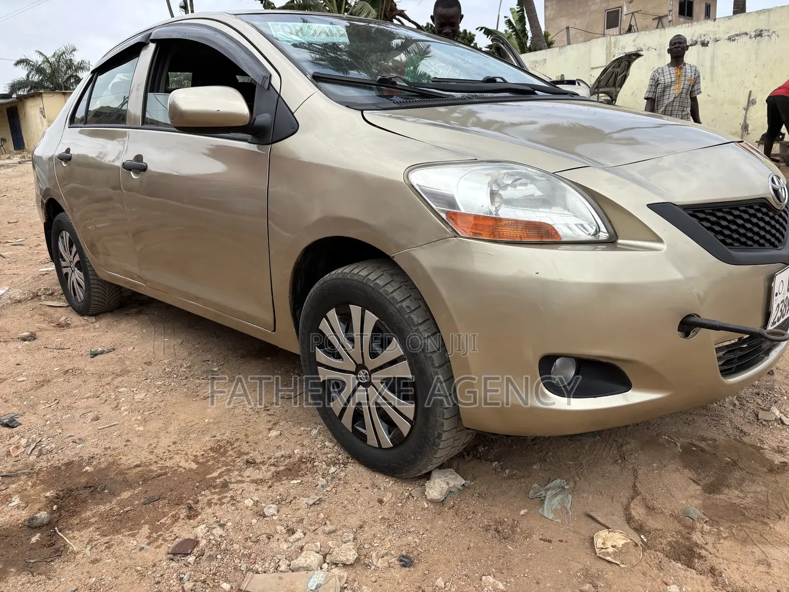 Toyota Yaris Base Sedan 4dr 2010 Ivory