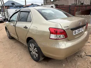 Toyota Yaris Base Sedan 4dr 2010 Ivory