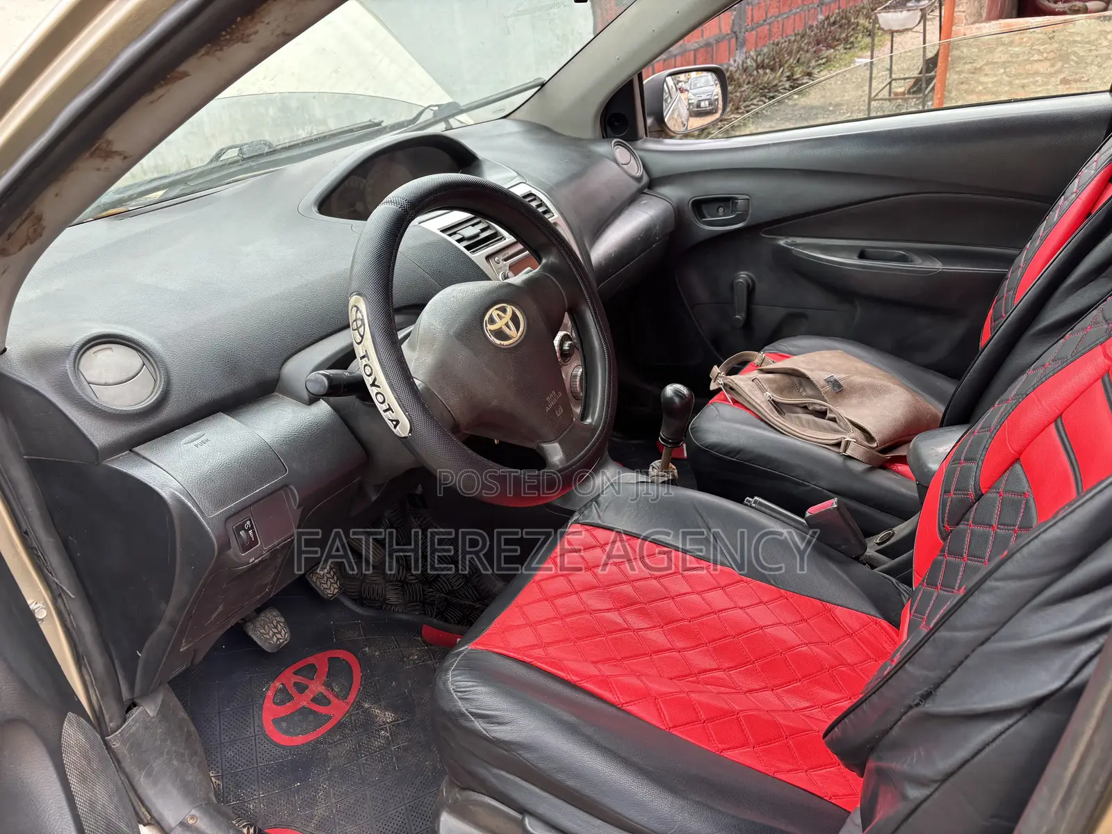 Toyota Yaris Base Sedan 4dr 2010 Ivory