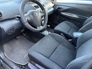 Toyota Yaris Base Sedan 4dr 2010 Gray