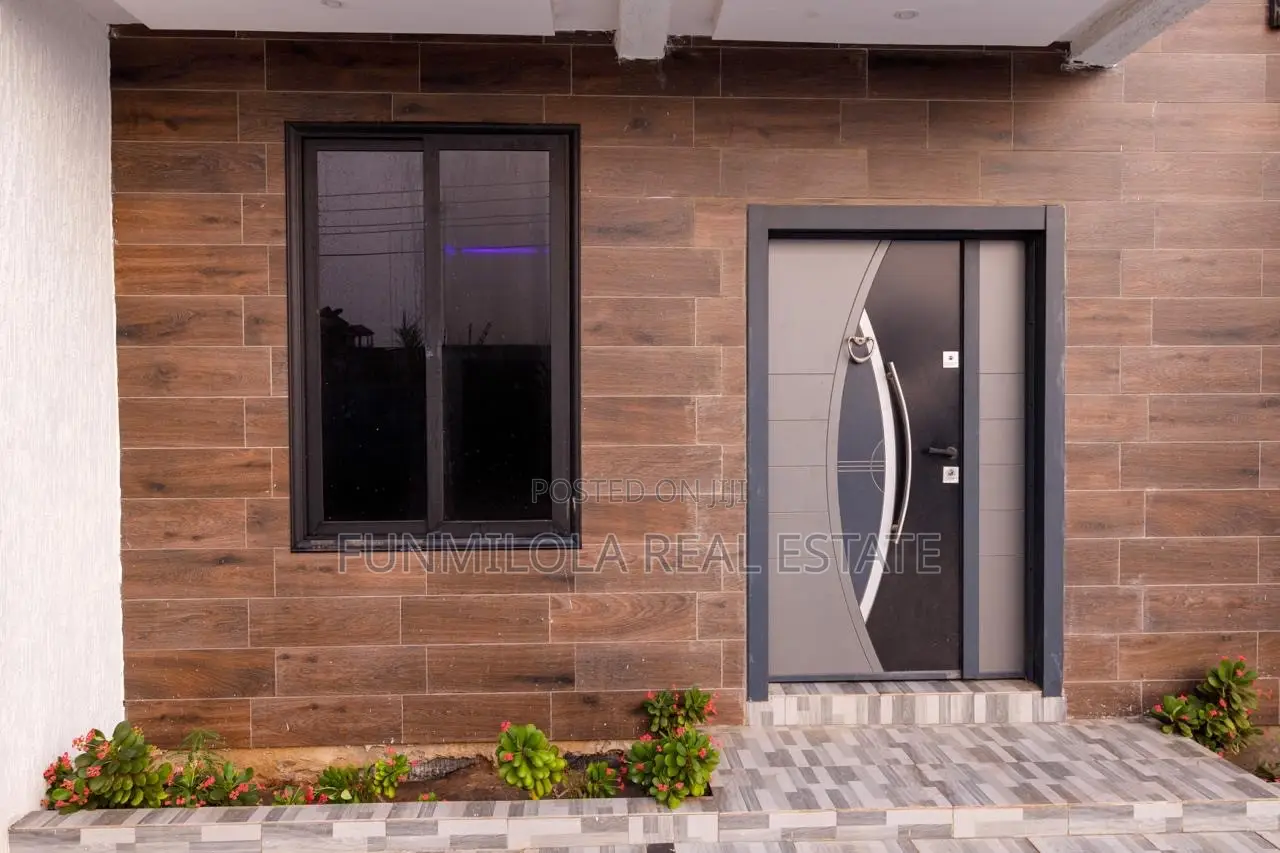 4bdrm Duplex in Tema Community 25 for sale