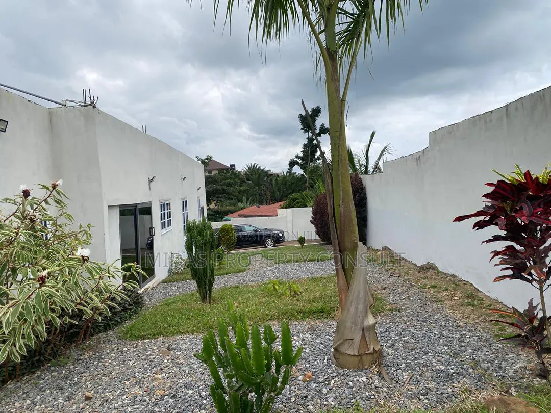 4bdrm House in Mampong, Aburi for sale