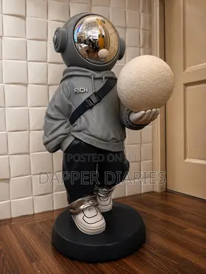 Stylish Astronaut Sculpture With Moon
