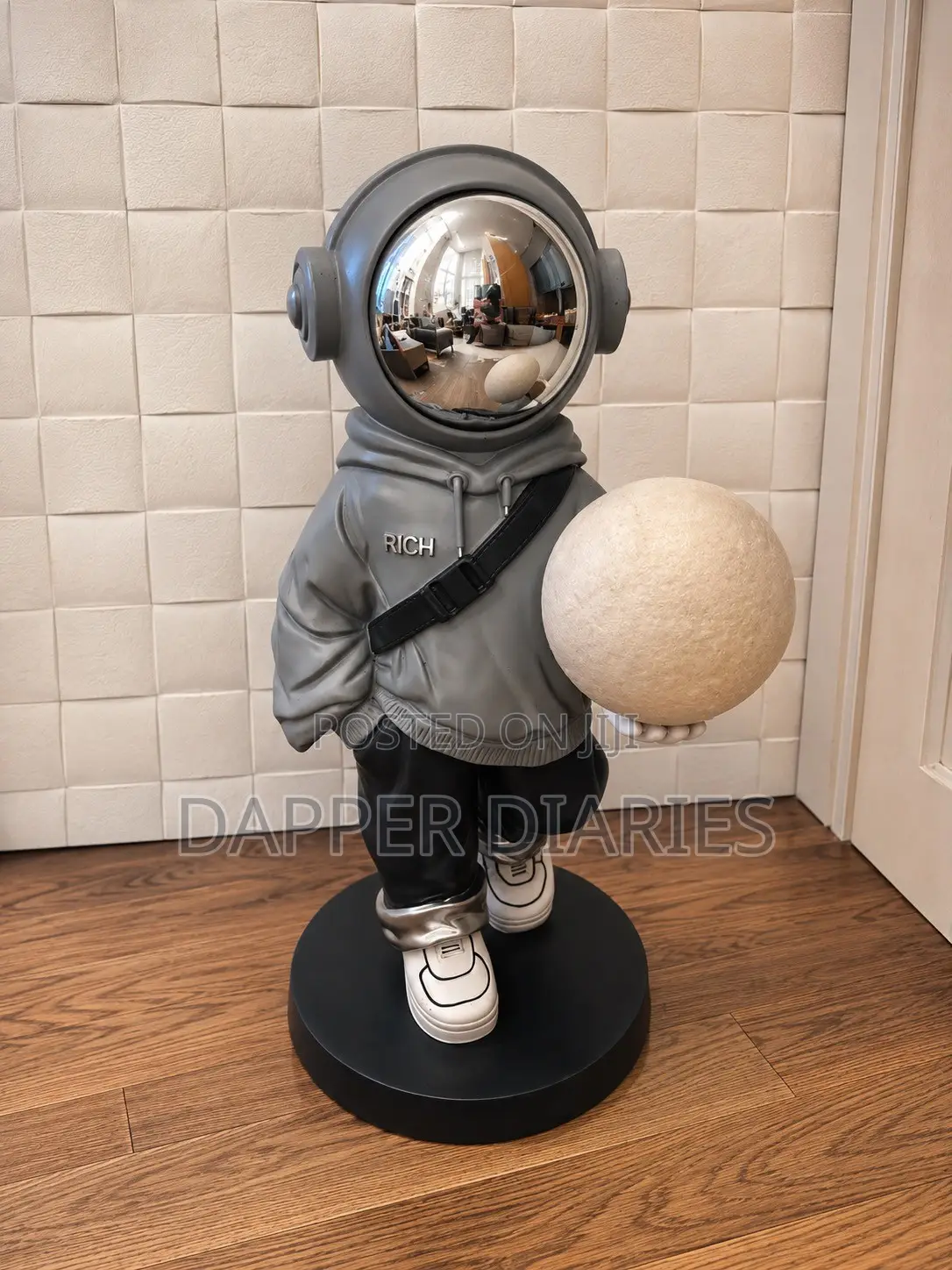 Stylish Astronaut Sculpture With Moon
