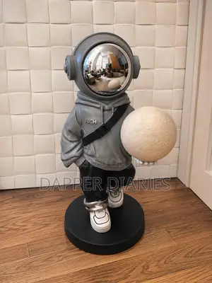 Stylish Astronaut Sculpture With Moon