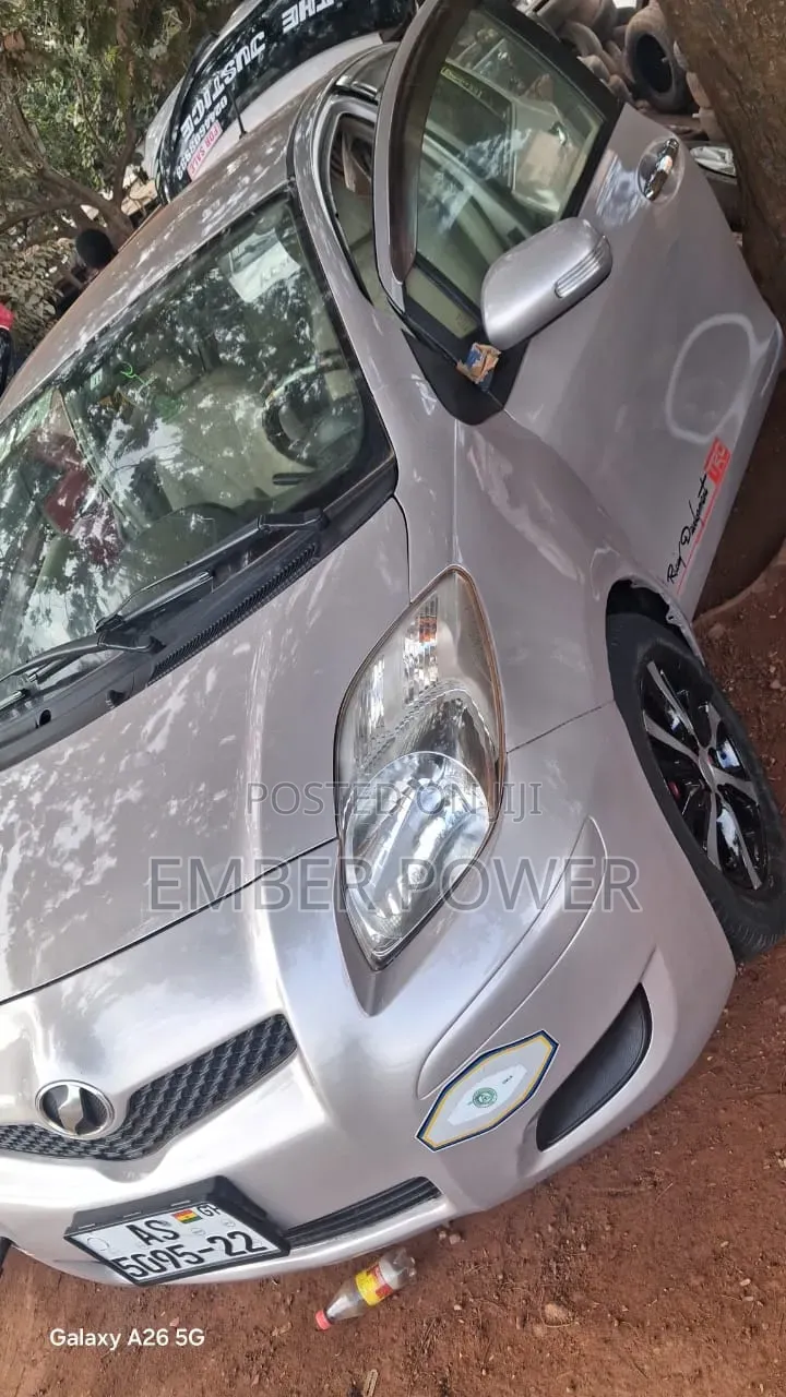 Toyota Vitz 2010 Silver