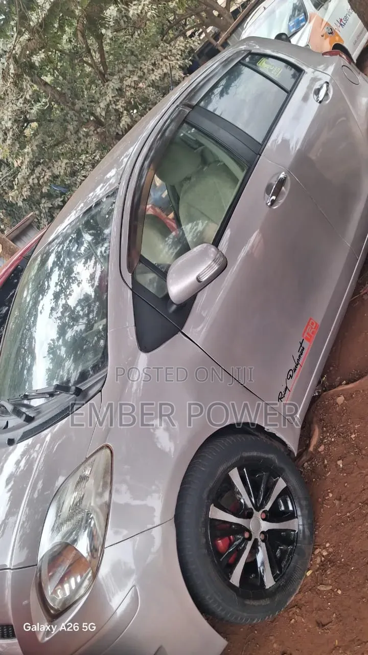 Toyota Vitz 2010 Silver