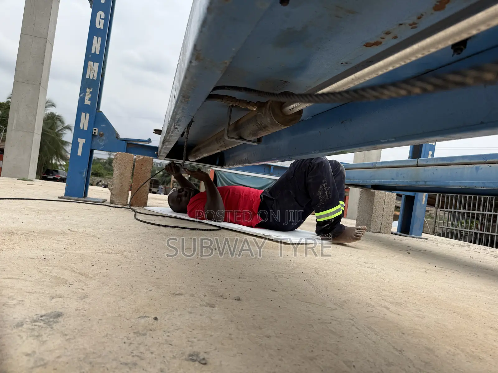 Two Post Hydraulic Lifter