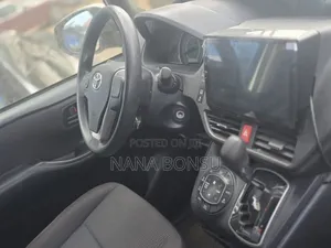 Toyota Voxy 2018 Silver