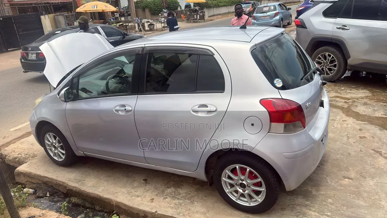 Toyota Vitz 2010 Silver