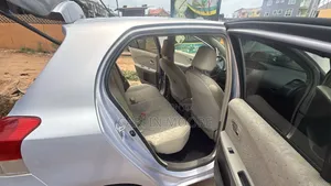 Toyota Vitz 2010 Silver