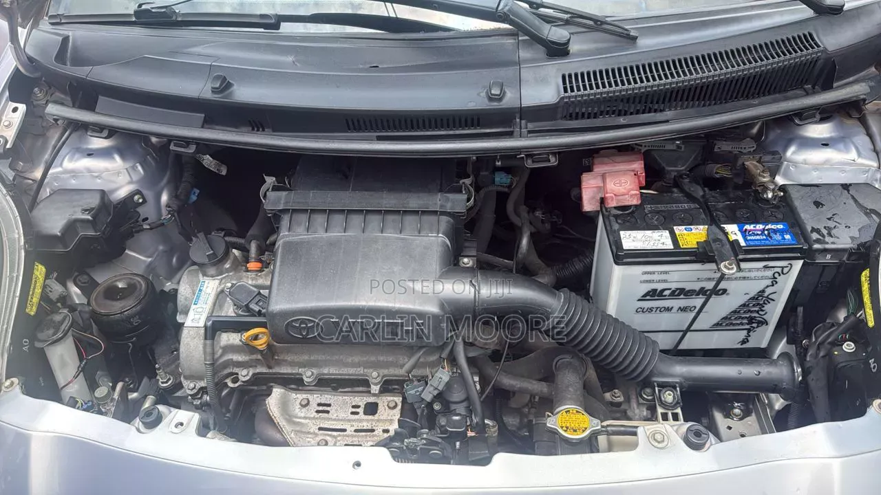 Toyota Vitz 2010 Silver