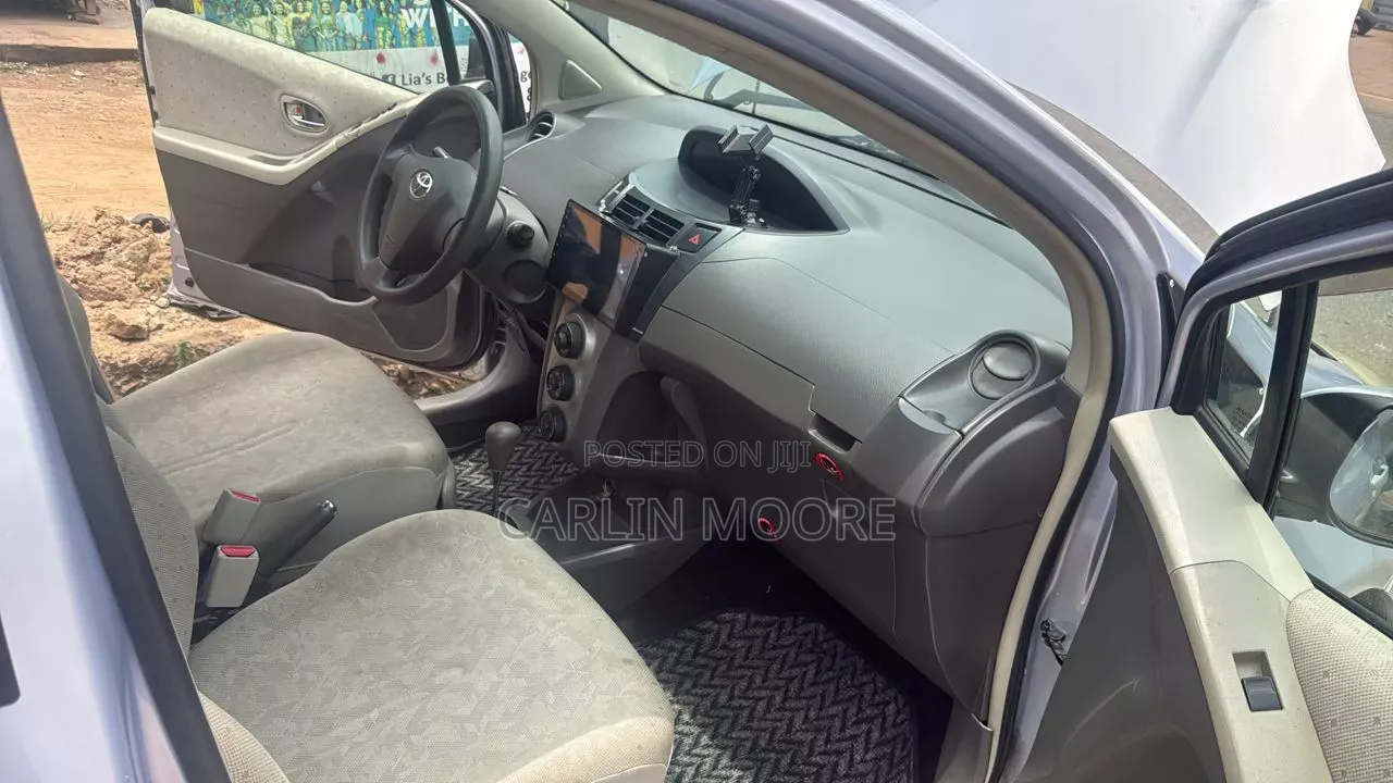 Toyota Vitz 2010 Silver