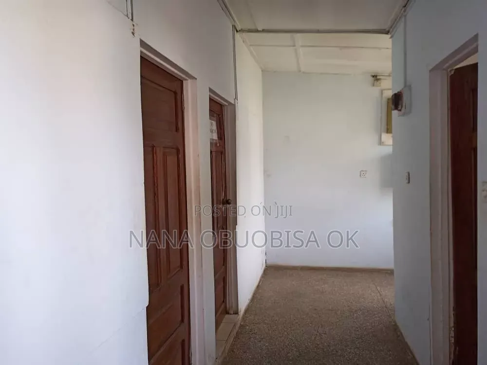 7bdrm House in Community 10 Tema, Sakumono for sale
