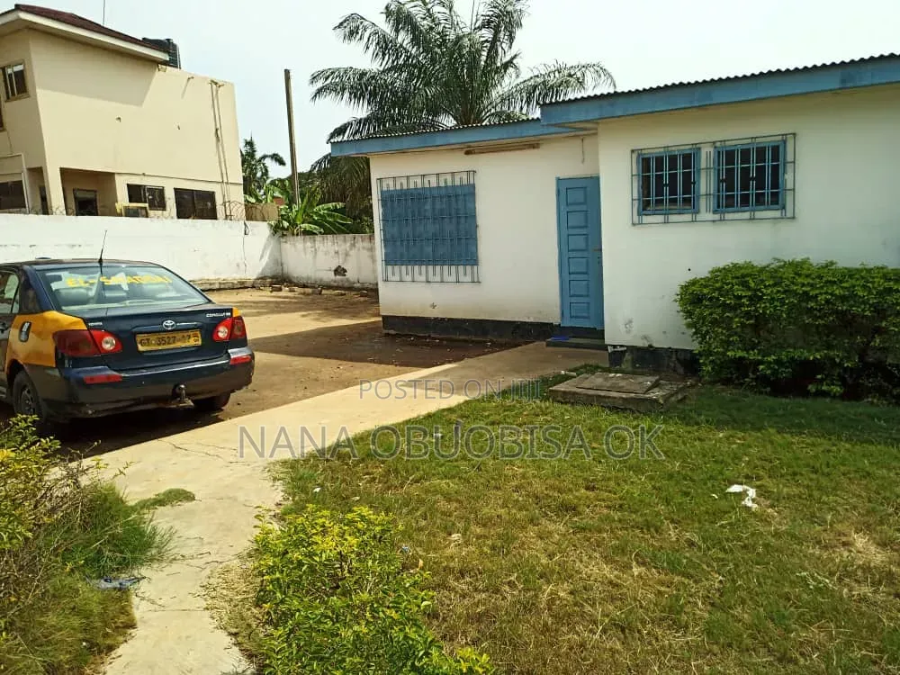 7bdrm House in Community 10 Tema, Sakumono for sale