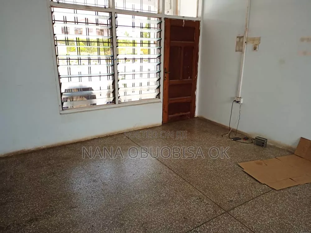 7bdrm House in Community 10 Tema, Sakumono for sale
