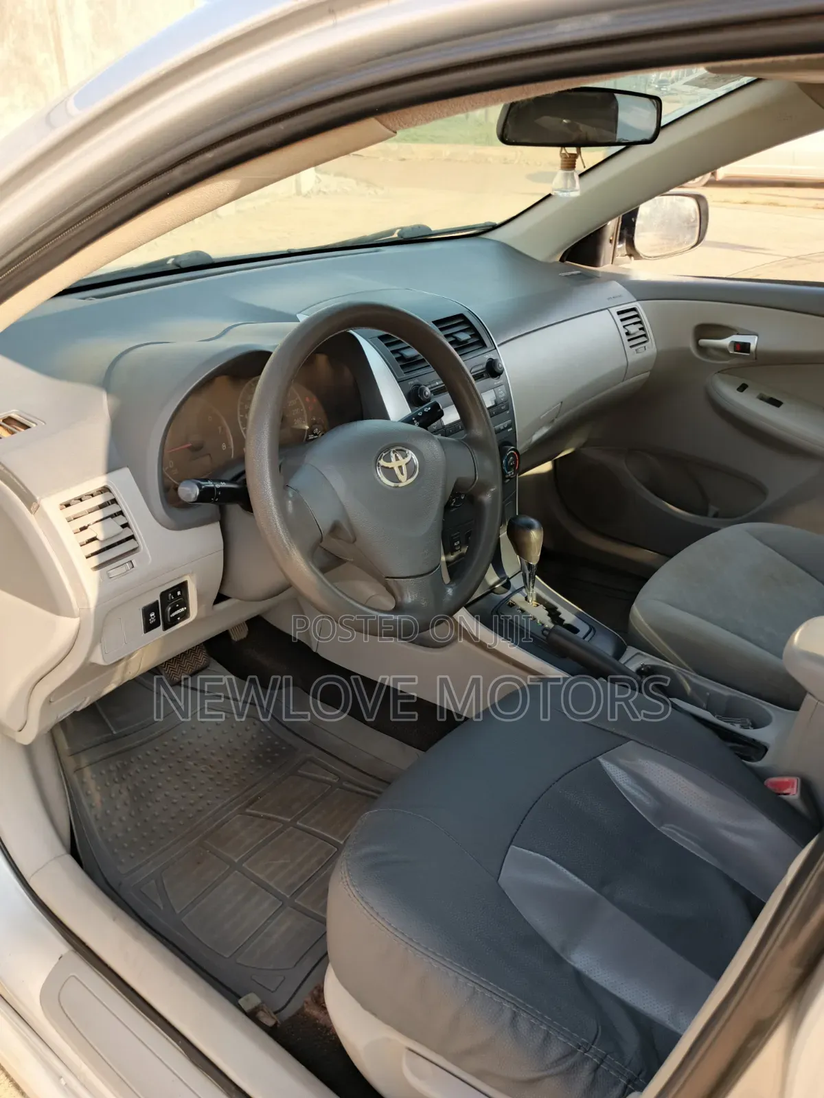 Toyota Corolla LE 4dr Sedan (1.8L 4cyl 4A) 2011 Silver