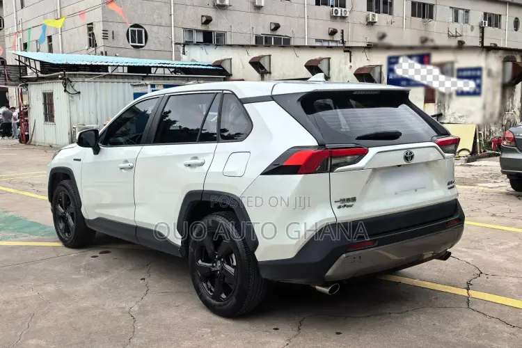 Toyota RAV4 2021 White