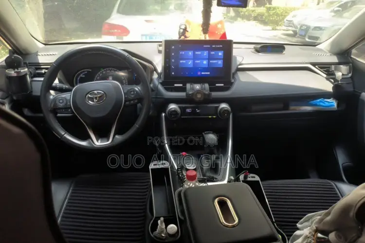Toyota RAV4 2021 White