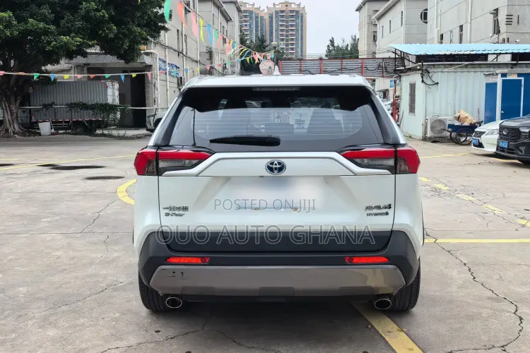 Toyota RAV4 2021 White
