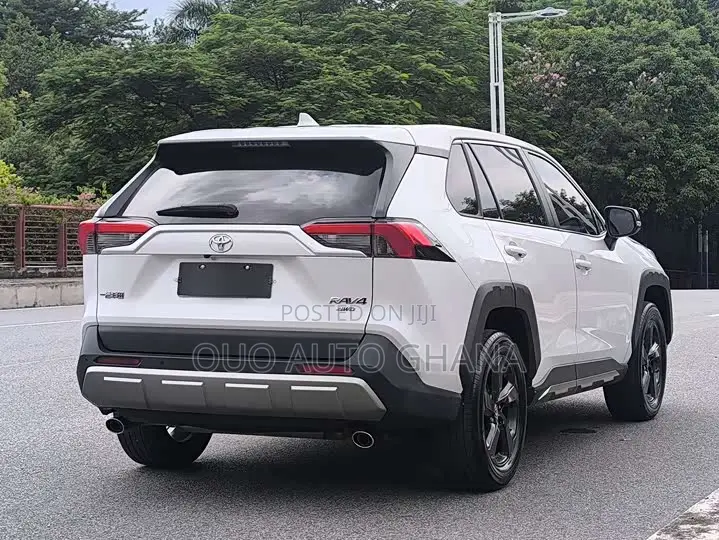 Toyota RAV4 2022 White