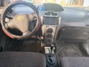 Toyota Vitz 2010 Silver