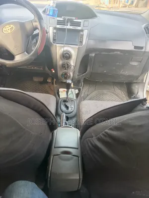 Toyota Vitz 2010 Silver