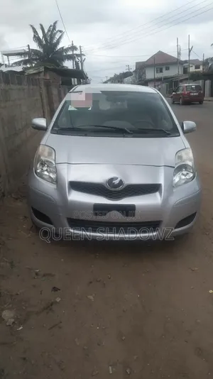 Toyota Vitz 2010 Silver