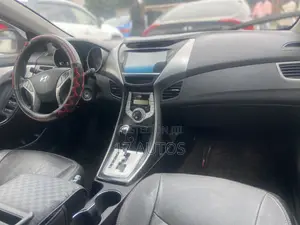 Hyundai Elantra Limited Sedan FWD (1.8L 4cyl 6A) 2013 Silver
