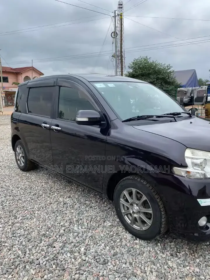 Toyota Sienta 2012 Beige