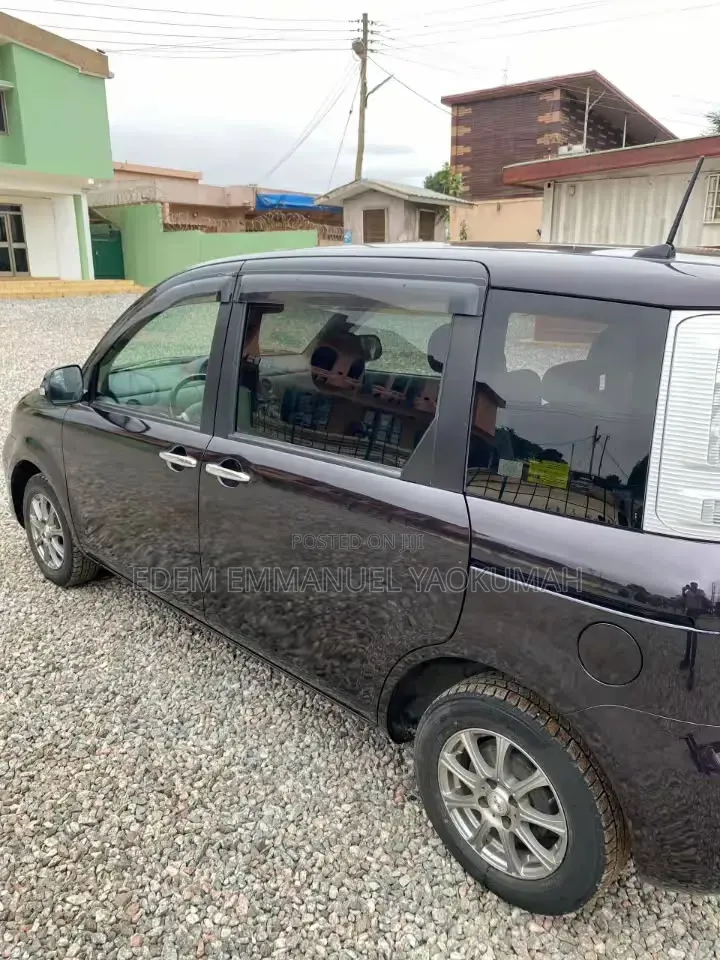 Toyota Sienta 2012 Beige