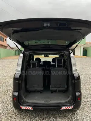 Toyota Sienta 2012 Beige