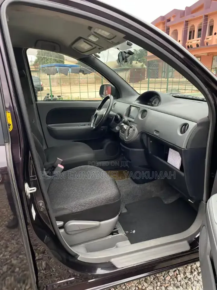 Toyota Sienta 2012 Beige