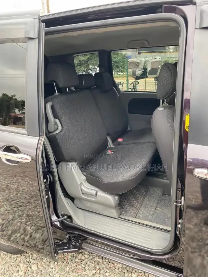 Toyota Sienta 2012 Beige