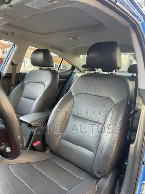 Hyundai Elantra Limited Sedan FWD (2.0L 4cyl 6A) 2017 Blue